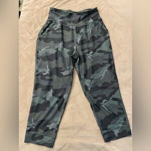Old Navy Active Powersoft Jogger Camo Print, Size Large